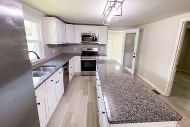 Photo 2 of 32 of 630 S Lee St, Batesburg, SC