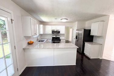 Photo 2 of 25 of 3582 Coveside Ct, Loganville, GA