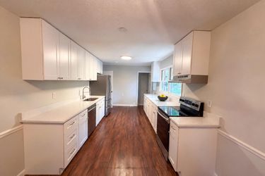 Photo 2 of 22 of 917 Hillview Dr, Cary, NC