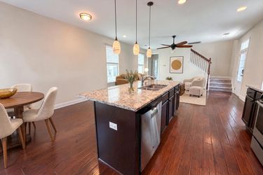Photo 2 of 15 of 1013 Ashley Garden Blvd, Charleston, SC