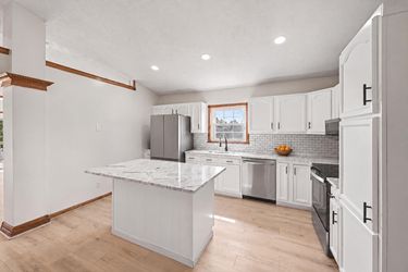 Photo 2 of 34 of 433 Kelly Way, Bellefontaine, OH