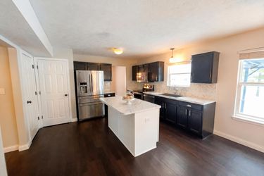 Photo 2 of 21 of 5259 Baysdon Cir, Indianapolis, IN