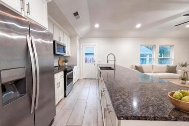 Photo 2 of 20 of 709 W Hull St, Denison, TX