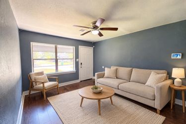 Photo 2 of 27 of 7405 Sterlingshire St, Houston, TX