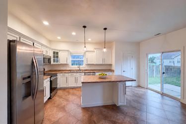 Photo 2 of 33 of 1103 Boxwood Ln, Greenwood, IN