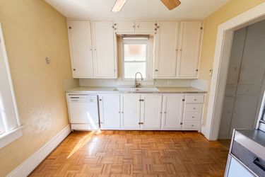 Photo 2 of 29 of 907 S South St, Gastonia, NC
