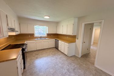 Photo 2 of 15 of 3089 Linecrest Rd, Ellenwood, GA