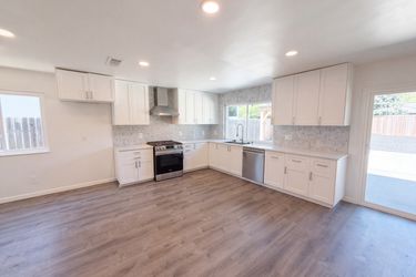 Photo 2 of 37 of 10539 Georgetown Dr, Rancho Cordova, CA