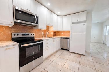 Photo 2 of 28 of 829 E 4th St, Englewood, FL