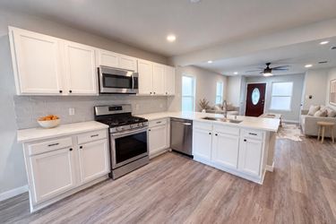 Photo 2 of 16 of 1076 Shadow Creek Blvd, Buda, TX