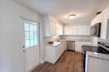 Photo 2 of 24 of 411 W Seminole Ave, Eustis, FL