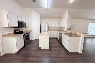 Photo 2 of 21 of 109 Eagle Dr, Luling, TX