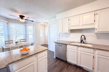 Photo 2 of 23 of 1819 Bourne Cir, Clarksville, TN