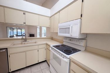 Photo 2 of 18 of 8613 Cottonway Ln, Tampa, FL
