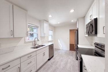 Photo 2 of 26 of 605 Ash St, Lake Oswego, OR