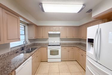 Photo 2 of 15 of 2716 Charleston Dr, Plant City, FL
