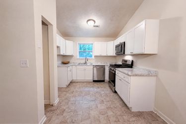 Photo 2 of 20 of 670 Marsh Ct, Jonesboro, GA