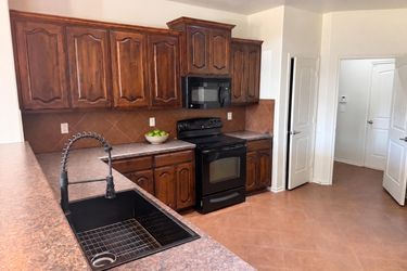 Photo 2 of 18 of 11208 NW 97th St, Yukon, OK