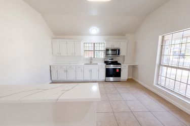 Photo 2 of 17 of 1322 E Waco Ave, Dallas, TX