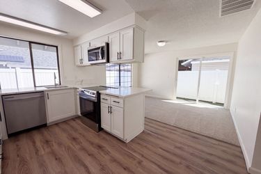 Photo 2 of 17 of 2515 NE Hyde St, Hillsboro, OR