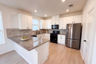 Photo 2 of 19 of 252 Sage Derby Dr, Hutto, TX