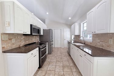 Photo 2 of 17 of 221 Grandview Dr, Statesville, NC
