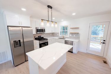 Photo 2 of 23 of 4200 Abbeydale Dr, Charlotte, NC