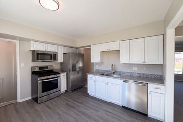Photo 2 of 28 of 11301 Riveredge Dr, Parma, OH