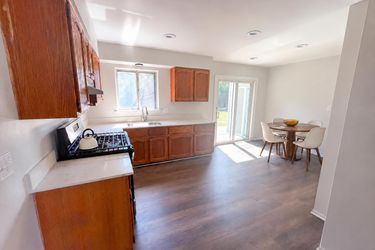 Photo 2 of 16 of 467 Paragon Dr, Troy, MI