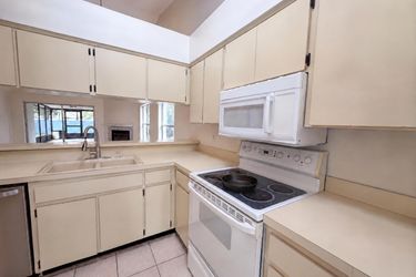 Photo 2 of 18 of 8613 Cottonway Ln, Tampa, FL
