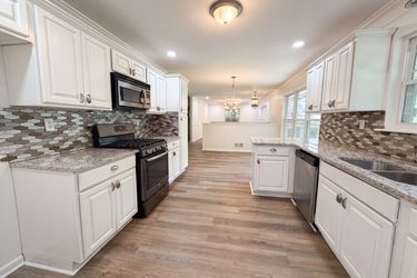 Photo 2 of 23 of 1909 Wisterwood Dr, Hoover, AL