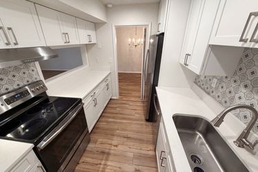 Photo 2 of 24 of 1013 Dunbar Dr, Atlanta, GA
