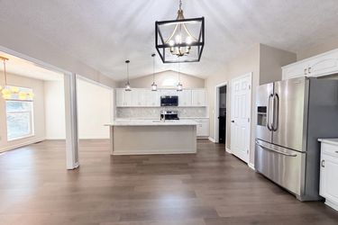 Photo 2 of 43 of 9212 Cedar Gate Dr, Loveland, OH