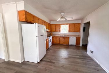 Photo 2 of 16 of 406 Lafayette Way, Camden, SC