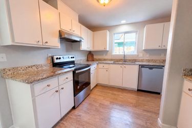 Photo 2 of 17 of 3042 Colleen St NE, Salem, OR