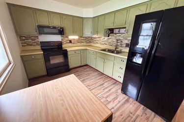 Photo 2 of 23 of 3162 Ashway Dr, Indianapolis, IN