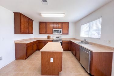 Photo 2 of 26 of 172 Bermuda Lakes Dr, Meridianville, AL