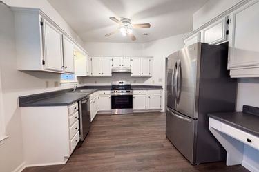 Photo 2 of 20 of 101 Cambridge Pointe Dr, Alabaster, AL