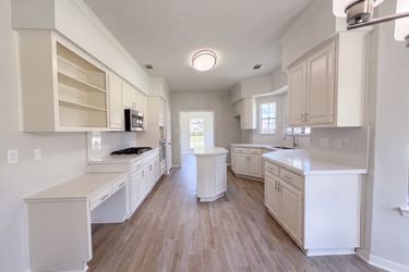 Photo 2 of 23 of 1102 Londonderry Ave, Friendswood, TX