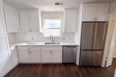 Photo 2 of 24 of 821 Glen Oaks Blvd, Dallas, TX