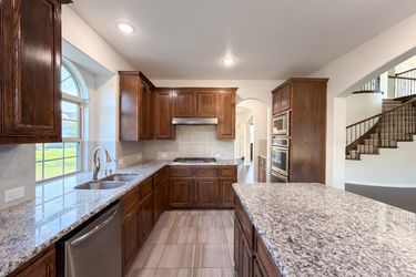 Photo 2 of 38 of 908 Heath Creek Dr, Desoto, TX