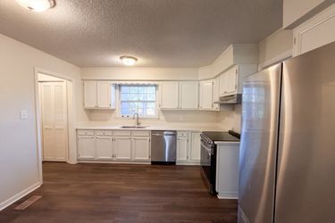 Photo 2 of 20 of 2101 Fordham Dr, Fayetteville, NC