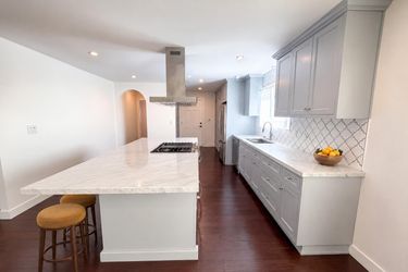 Photo 2 of 29 of 1110 Queen Anne Pl, Los Angeles, CA