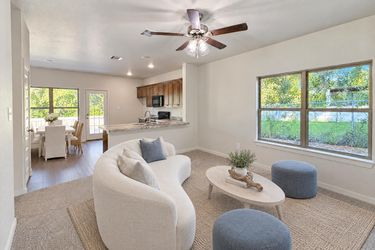 Photo 2 of 17 of 186 S Preston St, Alvarado, TX