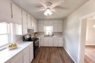 Photo 2 of 17 of 725 Kelly St, Poteet, TX