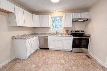 Photo 2 of 17 of 2112 Axson St, Cayce, SC