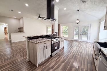 Photo 2 of 17 of 4011 Hunnington Dr, Conroe, TX