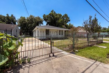 Photo 2 of 26 of 714 Bolling Ln, Houston, TX