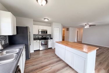 Photo 2 of 17 of 526 Bourneside Dr, Greenfield, IN