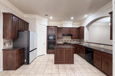 Photo 2 of 21 of 2942 Royal Oaks Crst, Houston, TX